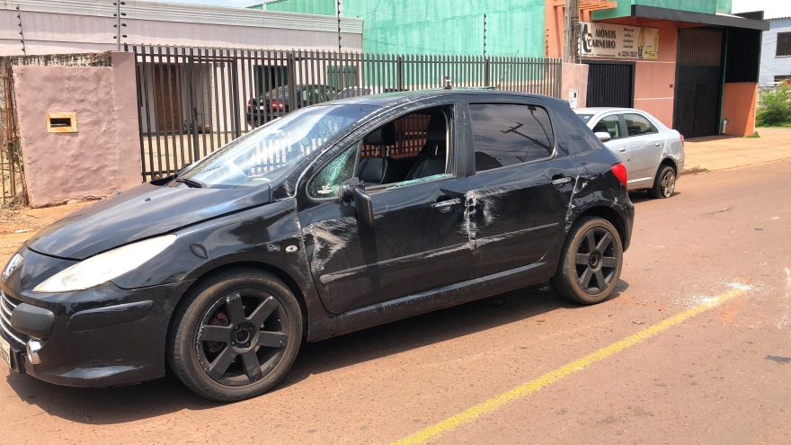 Peugeot capota após colisão na Rua Rio da Paz, em Cascavel