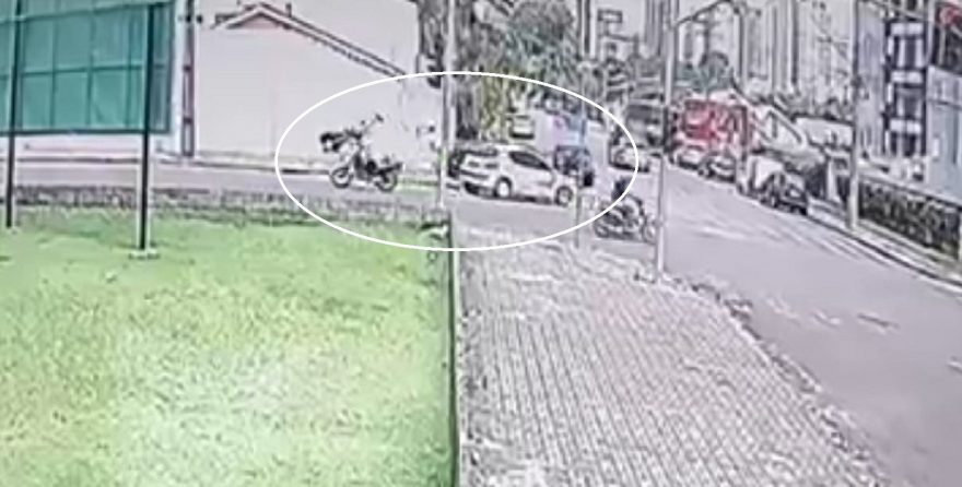 Motociclista é arremessado em acidente na rua Manaus