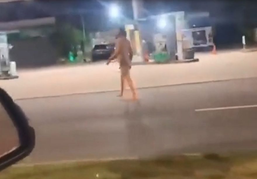 Motoqueiro estapeia homem nu e provoca perseguição