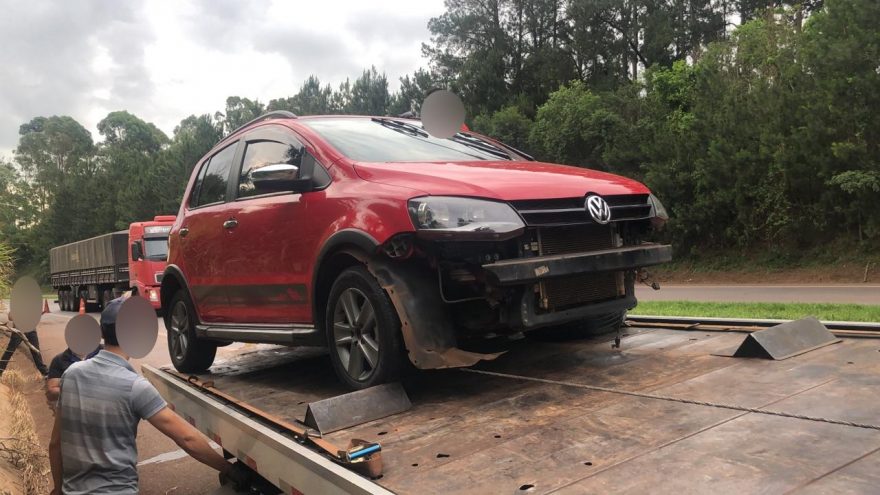 Crossfox bate em canaleta em saída de pista na rodovia BR-467