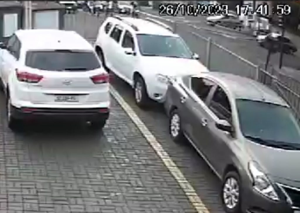 Câmera flagra colisão entre moto e bicicleta na Av. Carlos Gomes