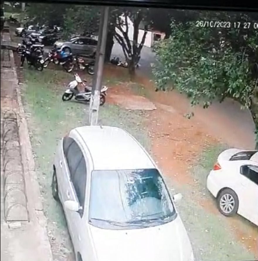 Câmera flagra acidente entre carro e moto no Canadá