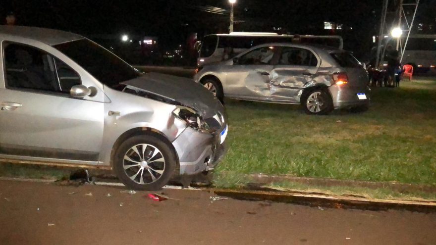 Forte colisão entre carros é registrada na Av. das Torres
