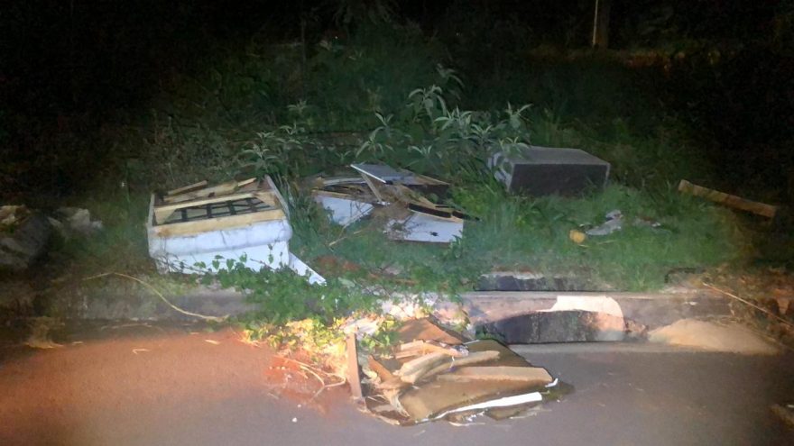 Entulhos descartados irregularmente no Belmonte revoltam moradores