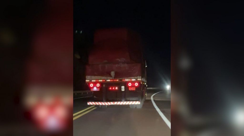 Imagens mostram caminhoneiro dirigindo de forma irresponsável na BR-369