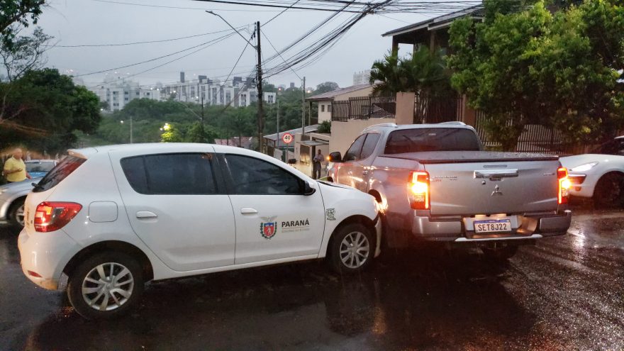 Carro do DER se envolve em colisão com caminhonete na Rua Nereu Ramos