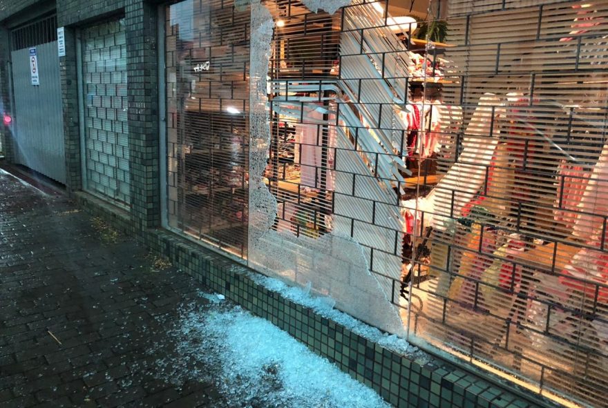 Loja tem vidraça destruída em ação criminosa no Centro