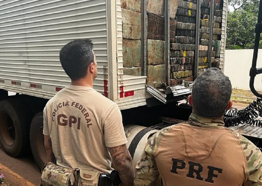 Carreta apreendida estava com quase 2 toneladas de maconha escondida em fundo falso