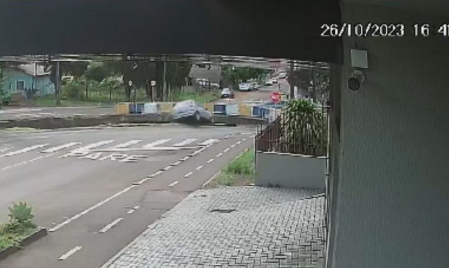 Vídeo mostra motorista passando reto e carro caindo em rio