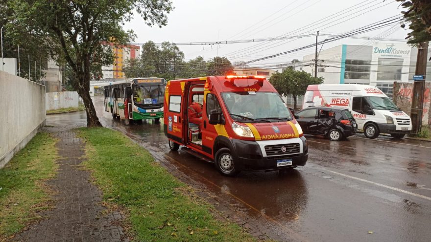 Ford Ka e ônibus se envolvem em colisão na Rua Rio Grande do Sul