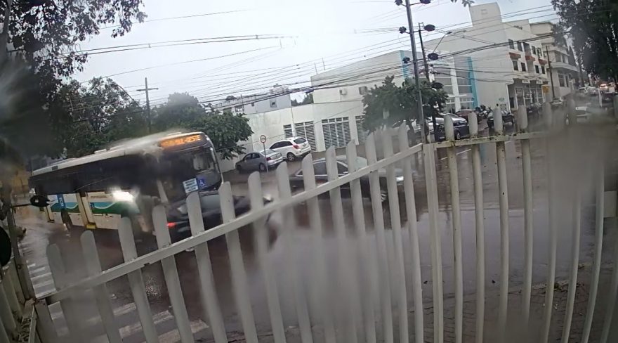 Impressionante: Vídeo mostra ônibus atingindo, em cheio, Ford Ka na Rua Rio Grande do Sul