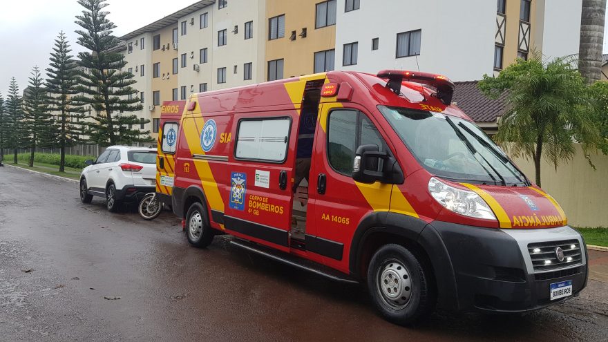 Jovem, de 17 anos, sofre queda de bicicleta dentro de condomínio no Bairro Neva