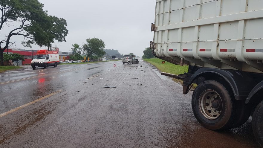 Forte colisão entre carro e caminhão é registrada na rodovia BR-369