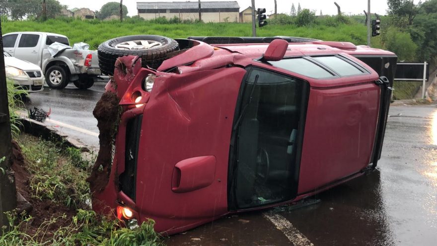 Caminhonete tomba após colisão no Trevo da Petrocon, em Cascavel