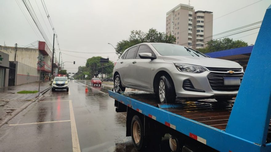 Onix abandonado no meio da Avenida Brasil é guinchado pela Transitar