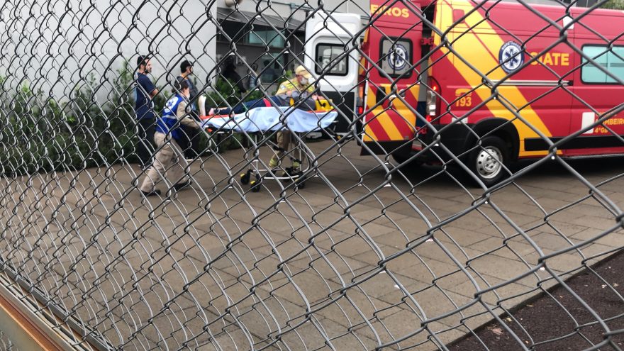 Mulher fica ferida ao escorregar em piso molhado