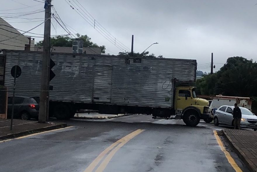 Caminhão enrosca na fiação baixa e causa transtornos no Parque Verde