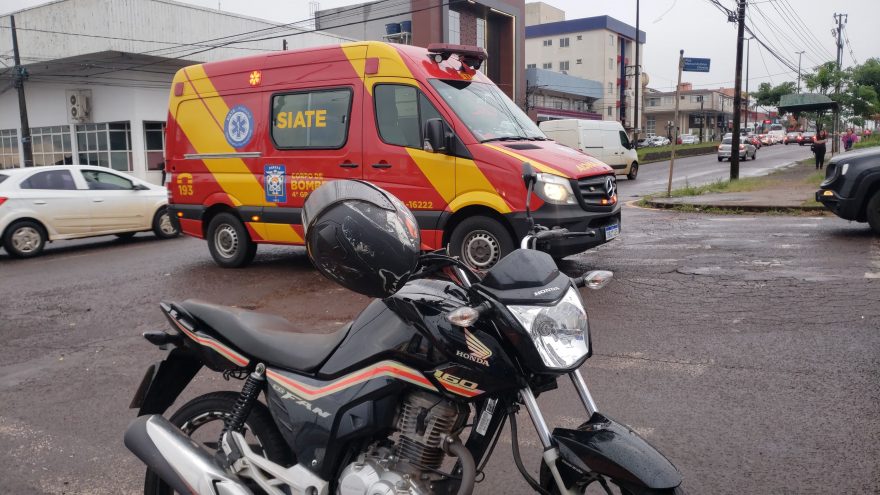 Motociclista fica ferido em acidente na Avenida Carlos Gomes