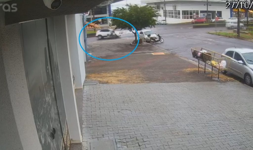 Câmera flagra colisão entre carro e moto que deixou motociclista ferido na Av. Carlos Gomes