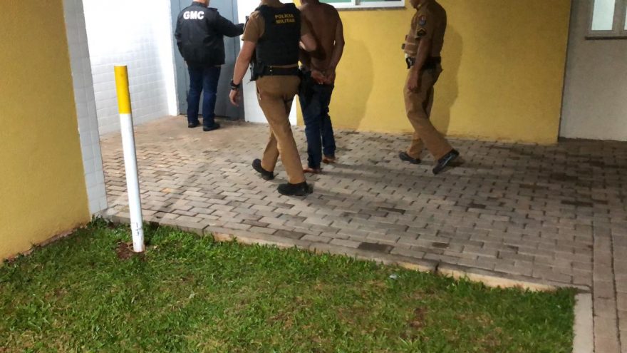 Homem é preso após agredir a mãe com sapato e panela em Campo Bonito