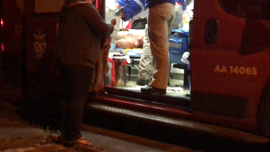 Homem tem suspeita de fratura após cair da escada no Periolo