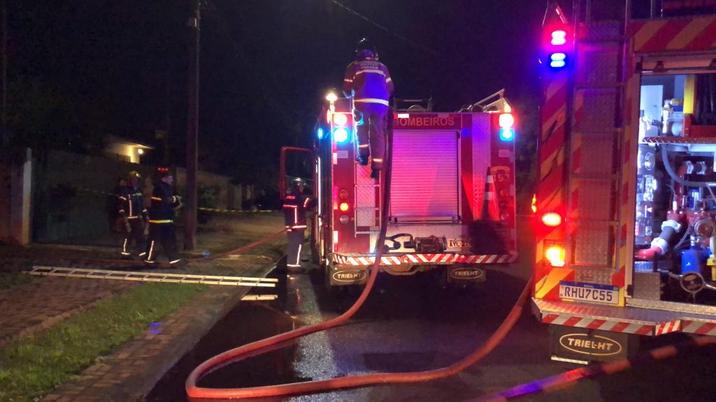 Foco de incêndio atinge forro de sobrado no bairro 14 de Novembro