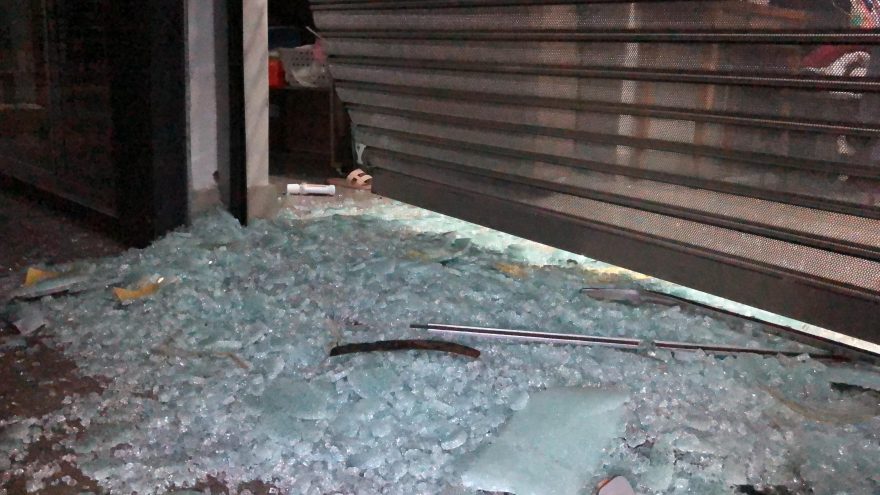 Corsa furtado invade fachada de loja de roupas na antiga rodoviária de Cascavel