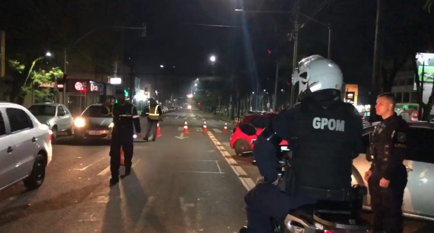 Bloqueio de trânsito flagra diversos condutores embriagados e apreende veículos no centro
