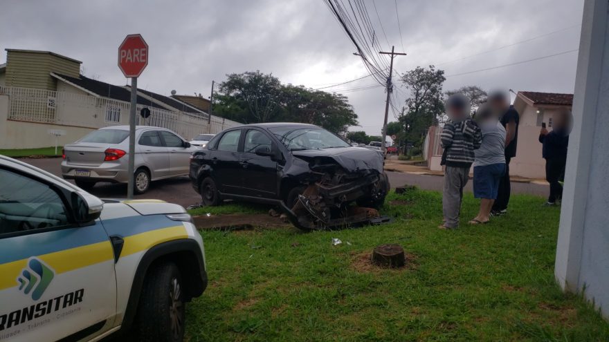 Siena e HR-V se envolvem em acidente no Recanto Tropical
