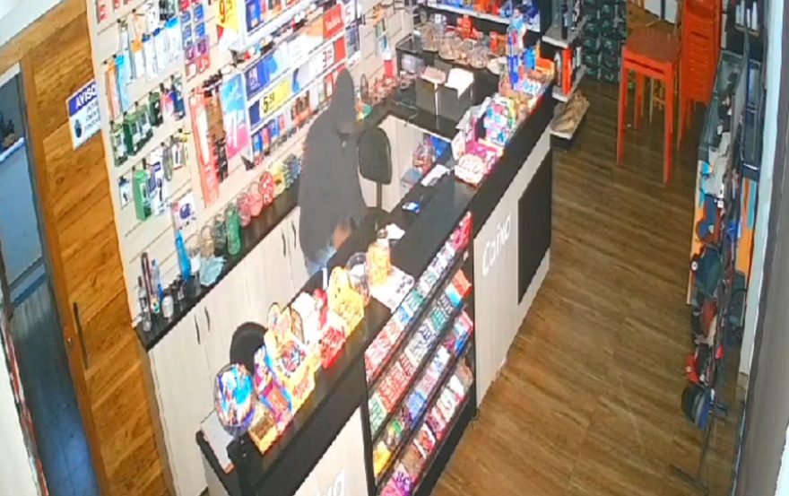 Imagens mostram homem assaltando posto de combustíveis em Jesuítas