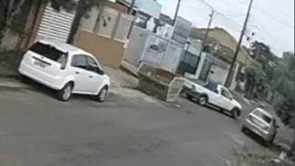 Câmera registra momento em que bandidos saem com carro roubado no Cascavel Velho