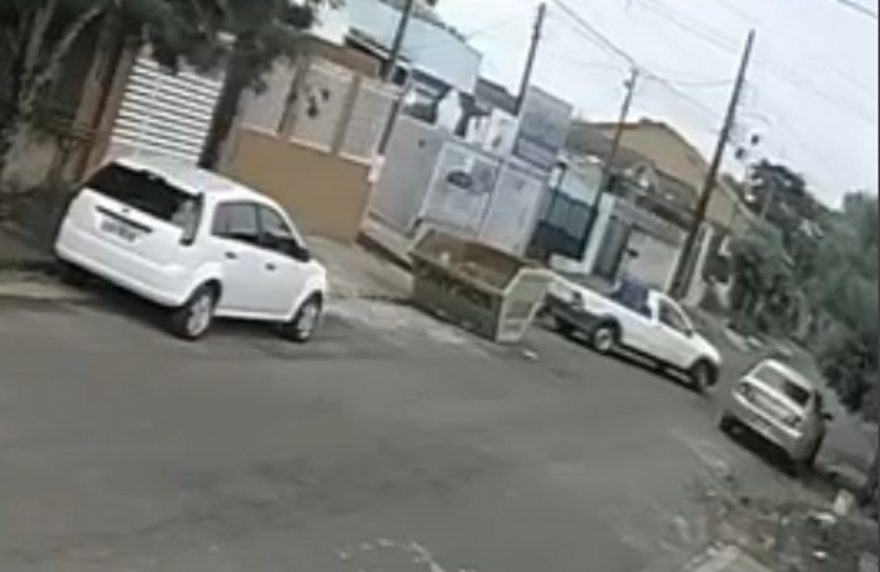 Câmera registra momento em que bandidos saem com carro roubado no Cascavel Velho