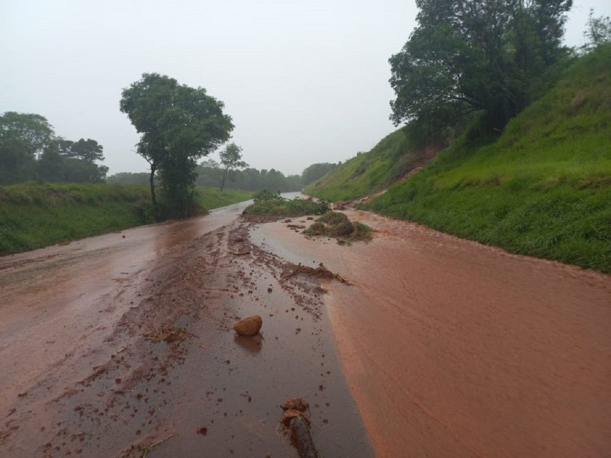 Queda de barreira deixa o trânsito perigoso na rodovia BR-277 entre Virmond e Cantagalo
