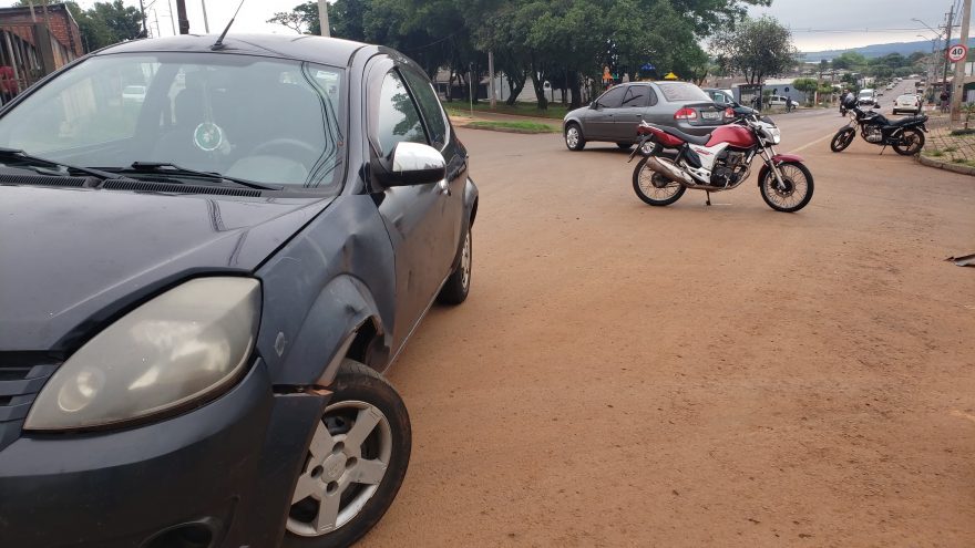 Motociclista fratura clavícula em acidente na Rua Adolfo Garcia no Brasmadeira