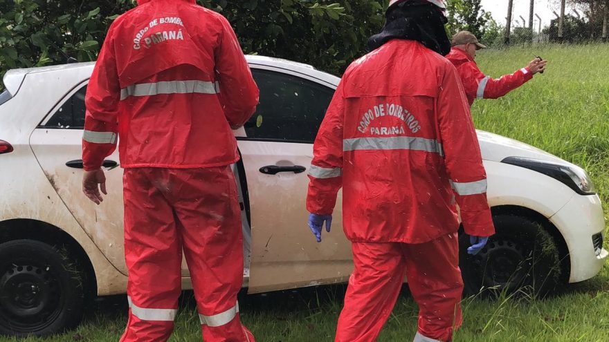 Carro tomba em acidente na Rua Jorge Lacerda, mas condutor sai ileso