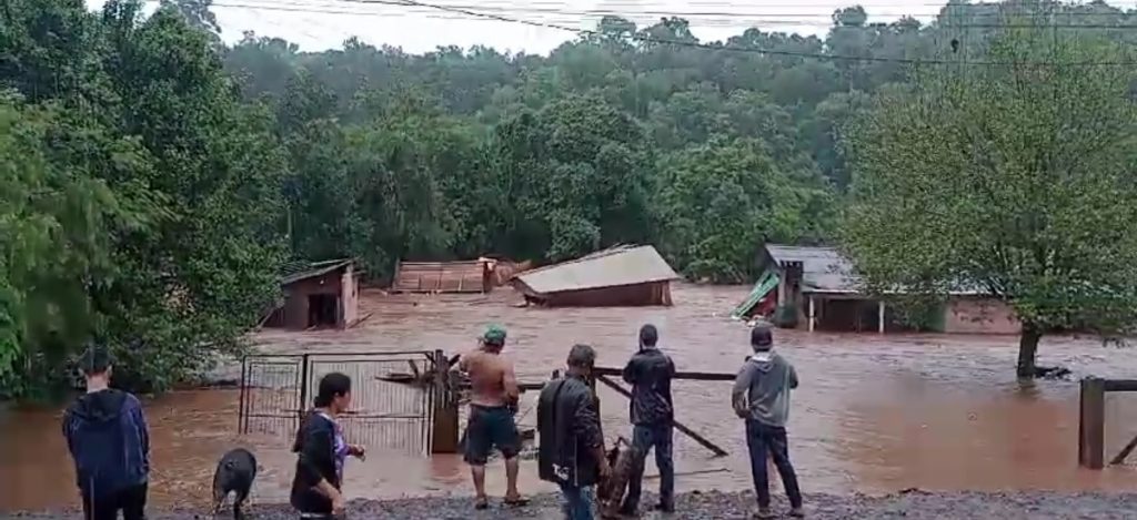 Casas são levadas pelo rio em Laranjeiras do Sul