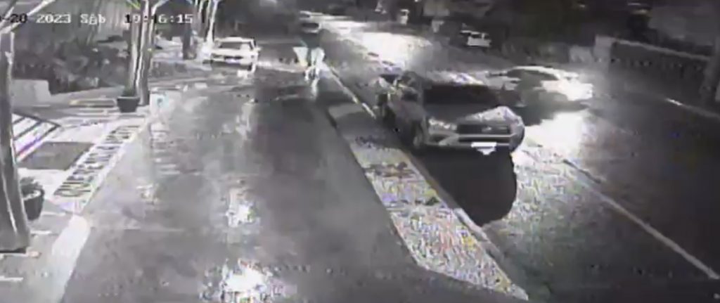 Câmera flagra acidente entre carro e moto na Rua Treze de Maio