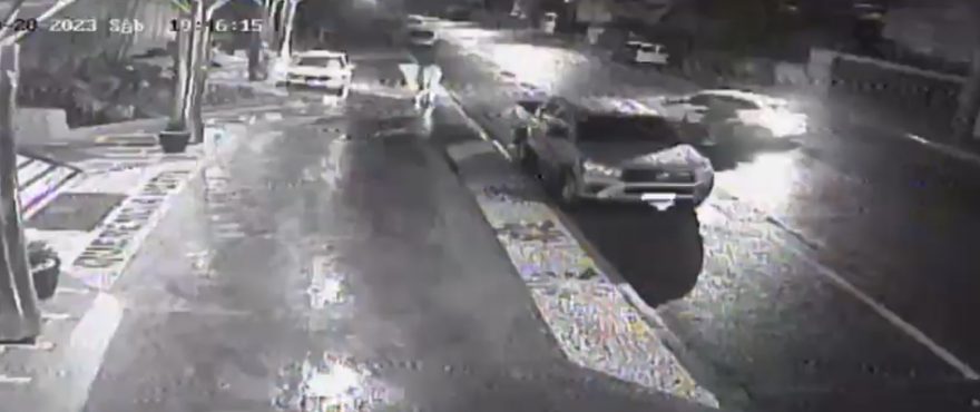 Câmera flagra acidente entre carro e moto na Rua Treze de Maio