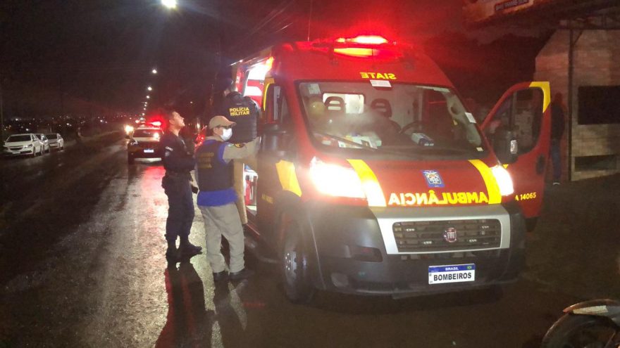Jovem é atingido por disparos de arma de fogo na Av. das Pombas