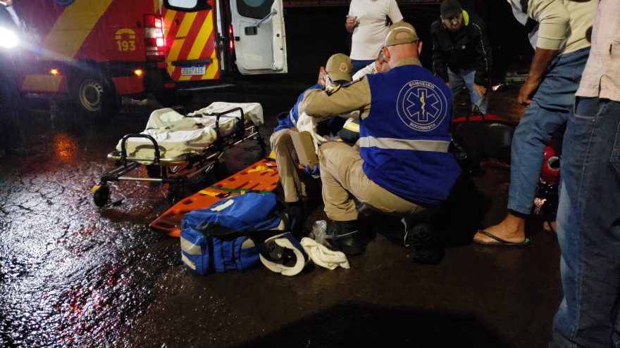 Motociclista fratura a perna após colisão com caminhonete