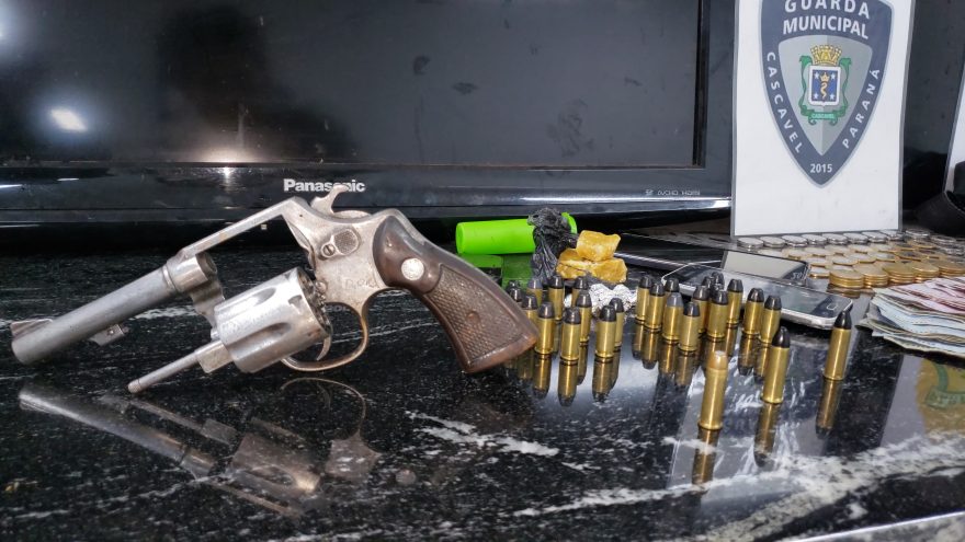 Ação da GM detém trio com revólver, munições e drogas no Floresta