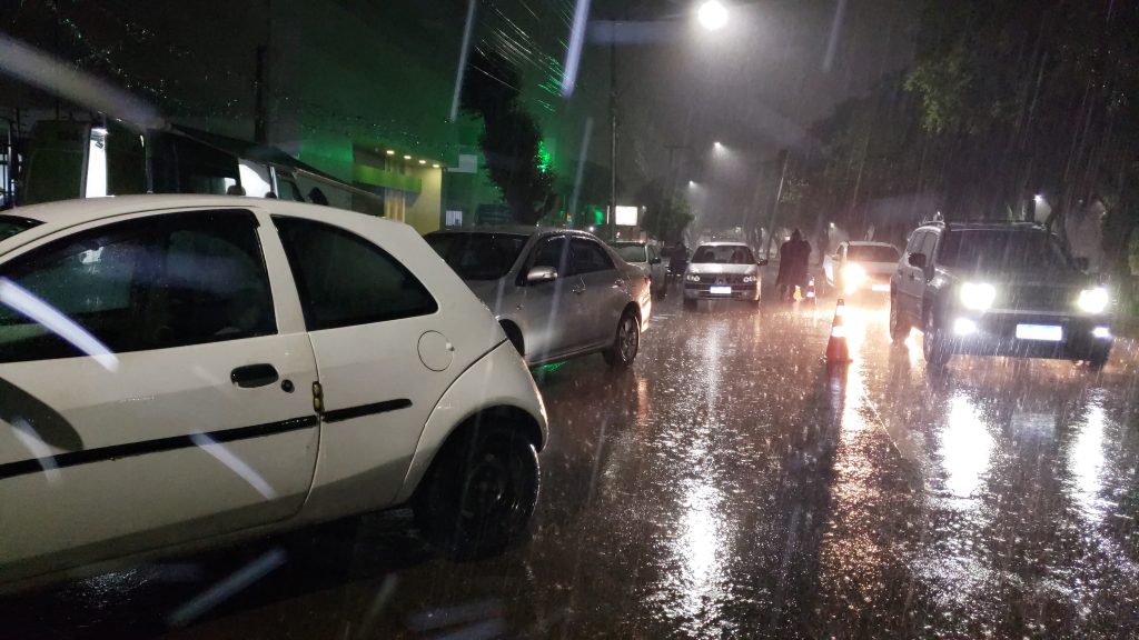 Sob chuva torrencial, Operação Lei Seca termina com detidos por embriaguez e veículos apreendidos