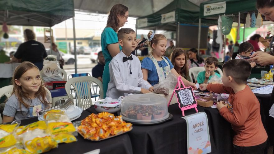 Crianças empreendedoras participam da Feira do Teatro com barracas de vendas