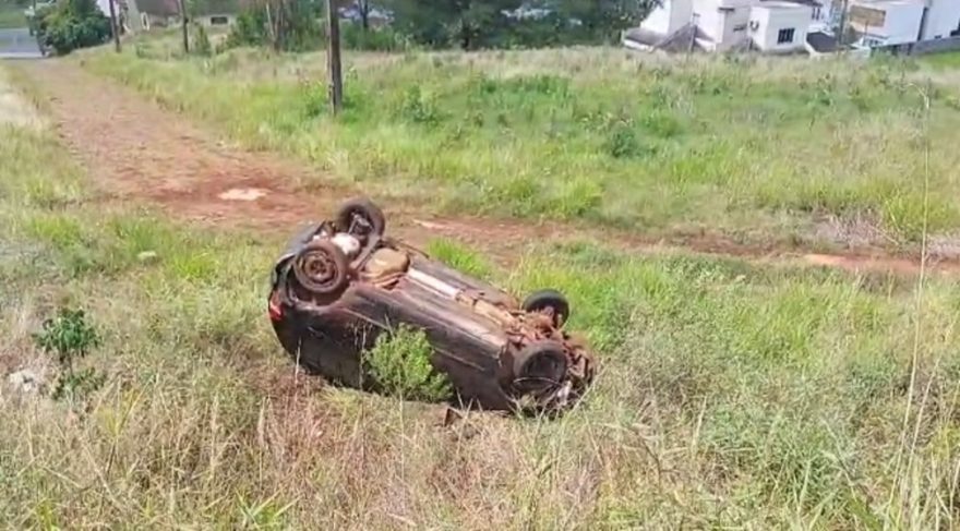 Motorista perde o controle da direção e vai parar em ribanceira em Francisco Beltrão