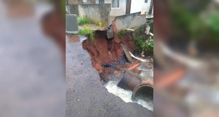 Excesso de chuva provoca deslocamento de manilhas e danos a residência em Ponta Grossa