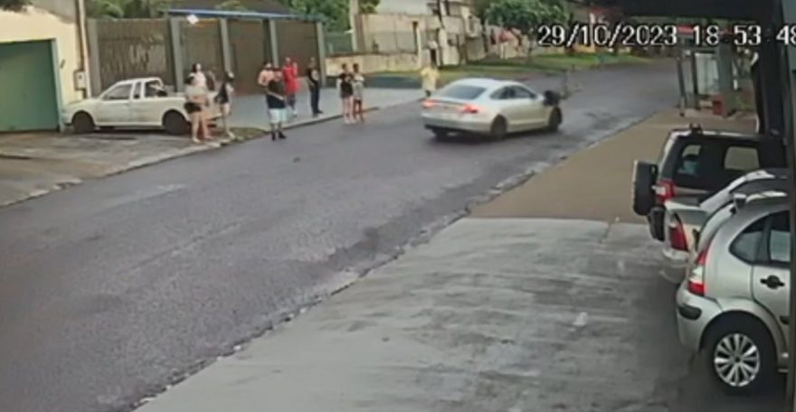 Câmera registra confusão e motorista jogando carro para cima de jovem no Morumbi