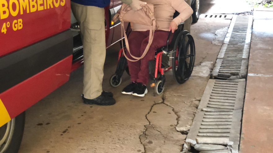 Idosa de 60 anos é encaminhada à UPA após sofrer queda no Bairro Alto Alegre