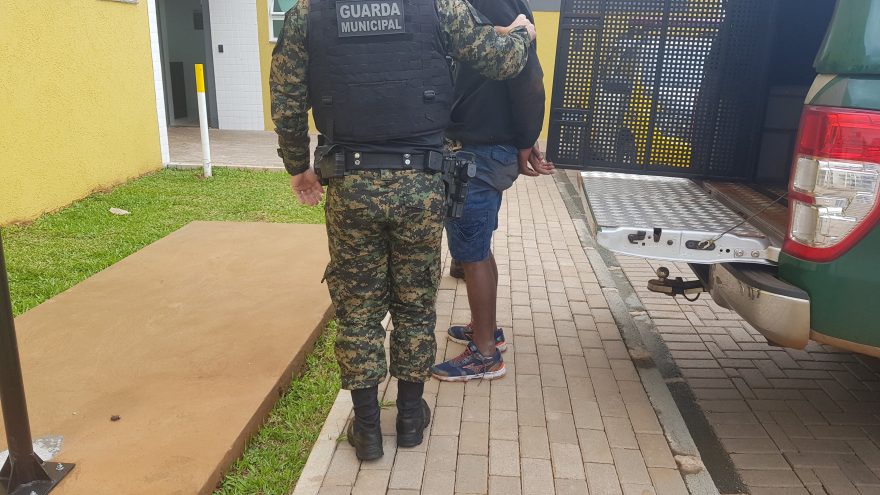 Após ser acolhido em residência, homem chega em casa alterado e ataca amiga da irmã com faca