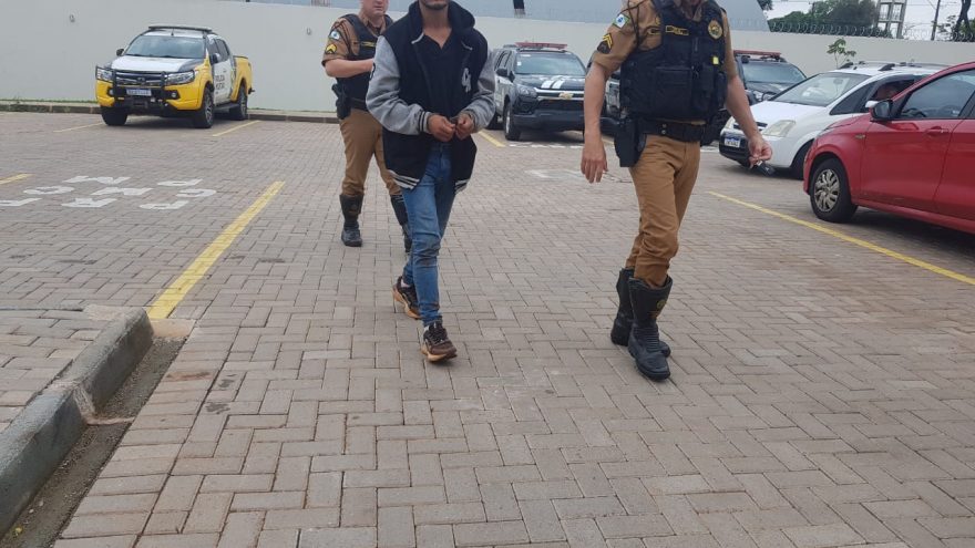Ao sair da pista, motorista arranca alambrados da Penitenciária Federal e acaba detido pela PRE