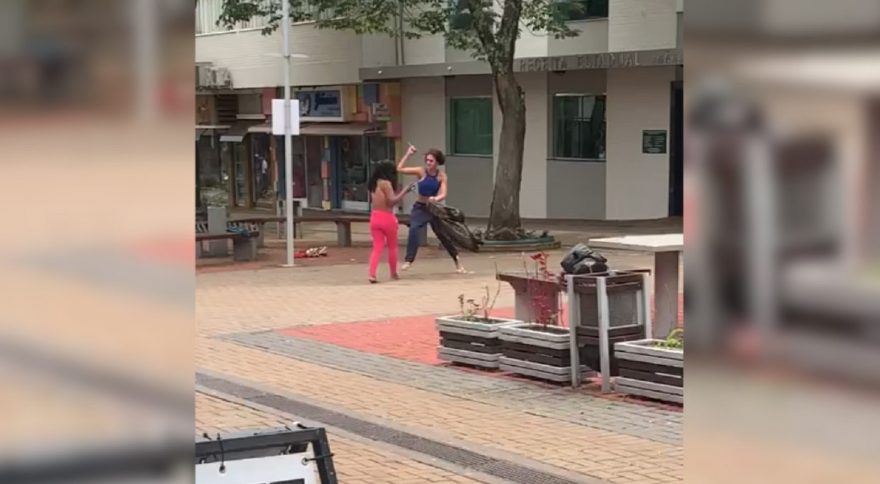 Vídeo: Mulher em situação de rua é esfaqueada no Centro